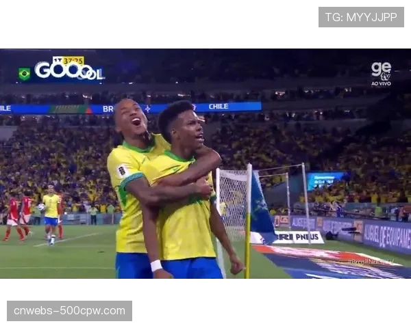 场边:拜仁小将特尔热身时上演倒钩破门,引来主场球迷欢呼 场边:拜仁小将特尔热身时上演倒钩破门,引来主场球迷欢呼