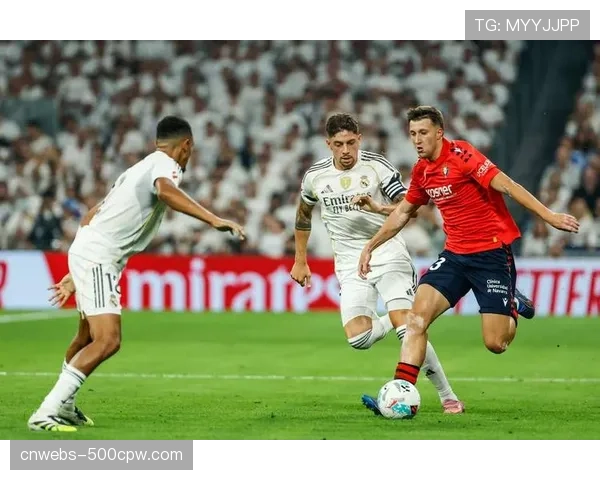 大雨导致场地积水严重，奥萨苏纳对阵皇社的比赛一度中断